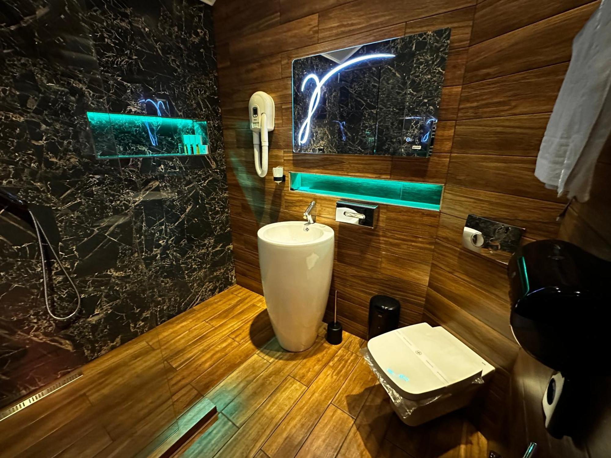 The Residence Central Jacuzzi Boutique (Adults Only) Kluż-Napoka Zewnętrze zdjęcie