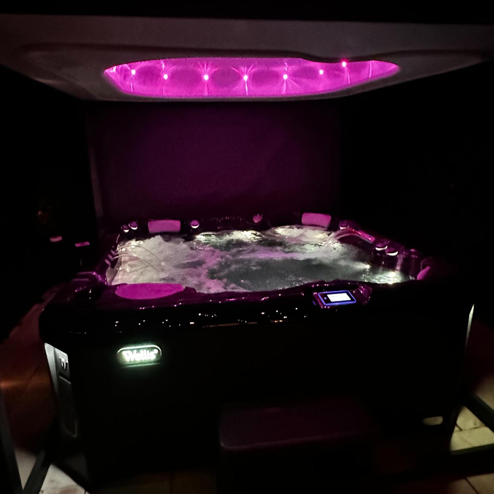 The Residence Central Jacuzzi Boutique (Adults Only) Kluż-Napoka Zewnętrze zdjęcie